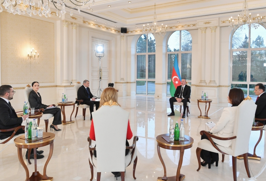 Presidente Ilham Aliyev concede una entrevista a los canales de televisión locales