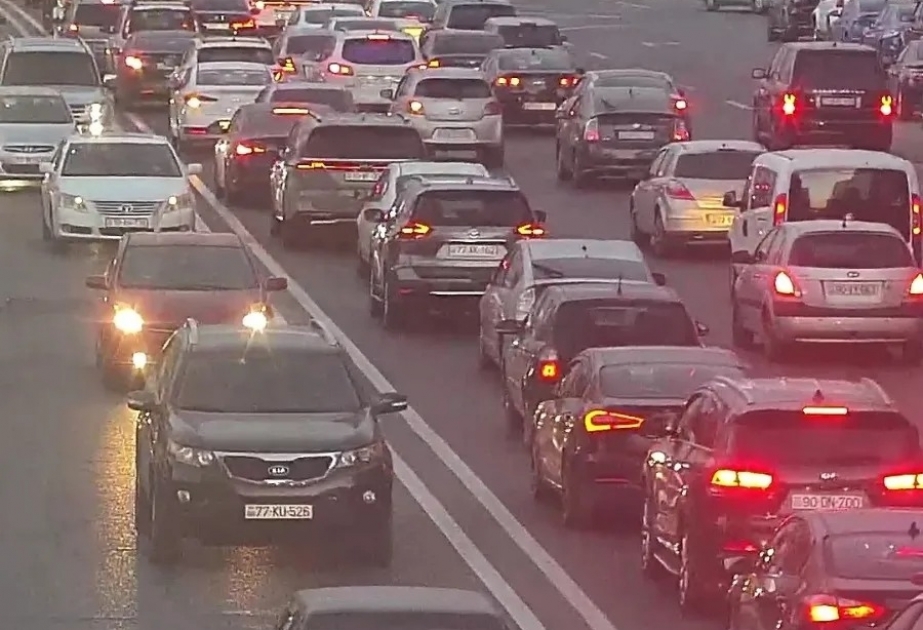 Bakının bəzi yollarında nəqliyyatın hərəkətində sıxlıq yaranıb