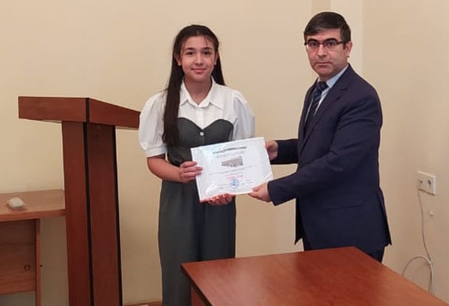 Aşqarlar Kimyası İnstitutunda ekskursiyada olan məktəblilər diplomlarla təltif ediliblər