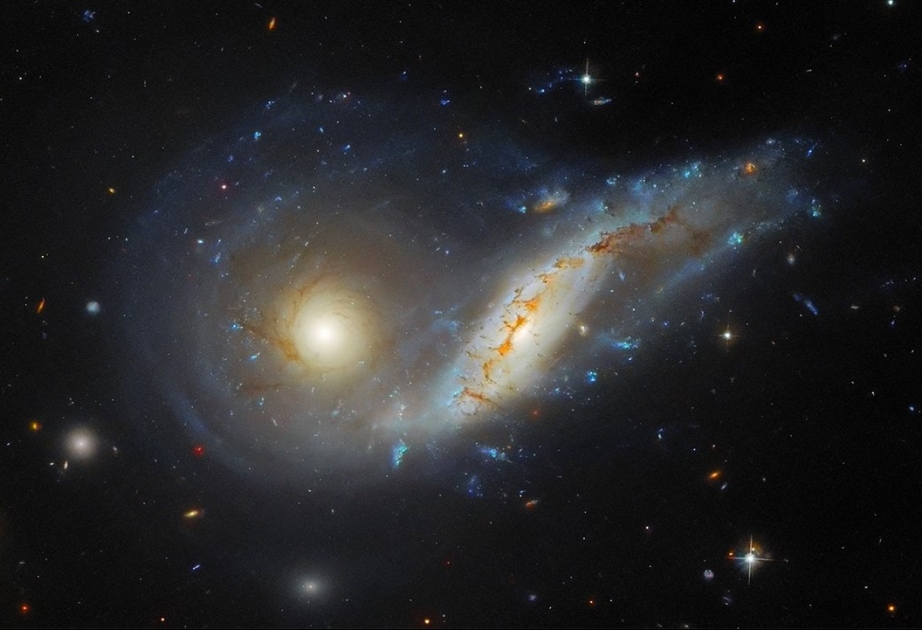 “Habbl” teleskopu iki birləşən spiral qalaktikanı təsvir edib