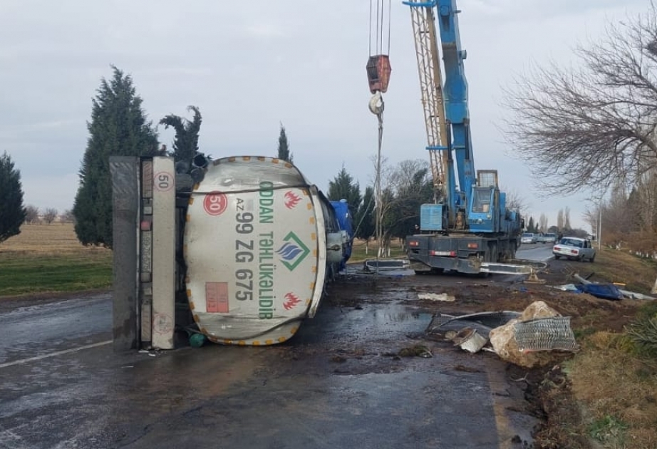 Samuxda yanacaq avtomobili aşıb, 40 ton benzin yola dağılıb