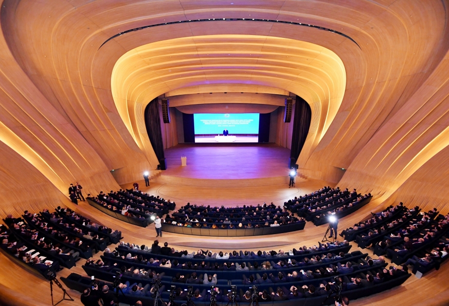 Se celebra la conferencia "Asociación entre el Estado y los empresarios: la base de una economía sostenible" en Bakú