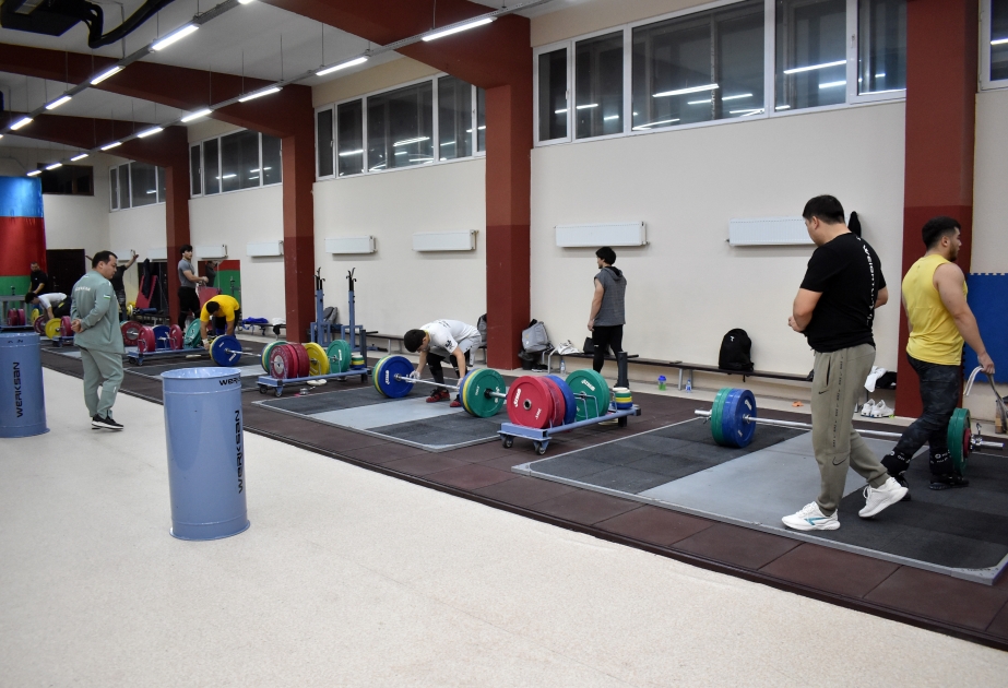 Olimpiya çempionları Bakıda yeni istifadəyə verilmiş ağırlıqqaldırma bazasında məşq ediblər