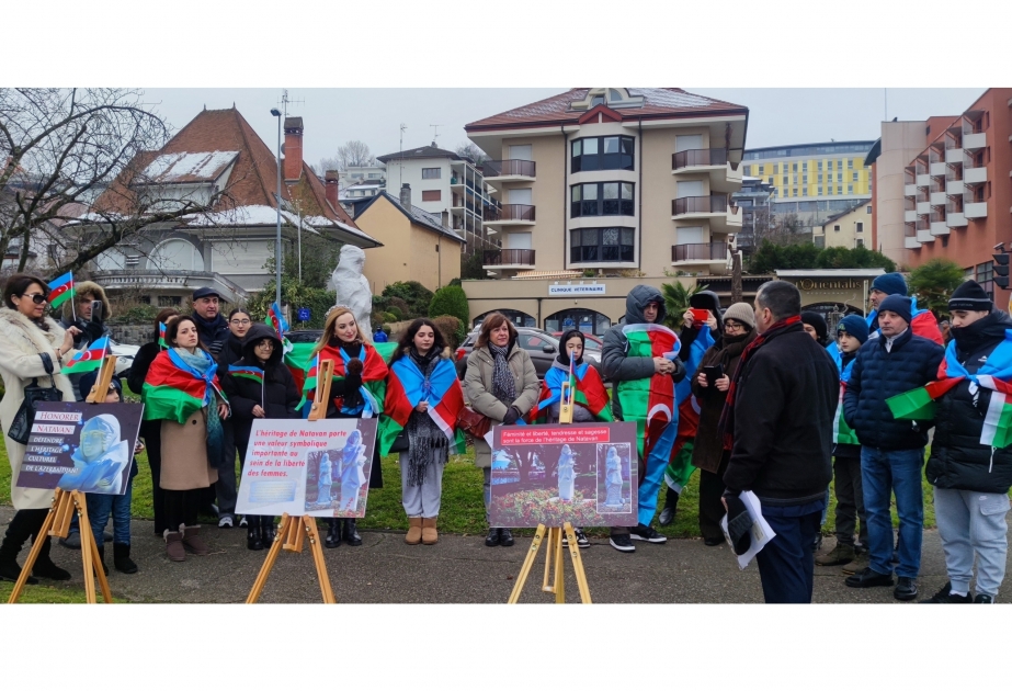 Азербайджанская община провела акцию протеста во Франции в связи с актом вандализма против памятника Натаван ОБНОВЛЕНО
