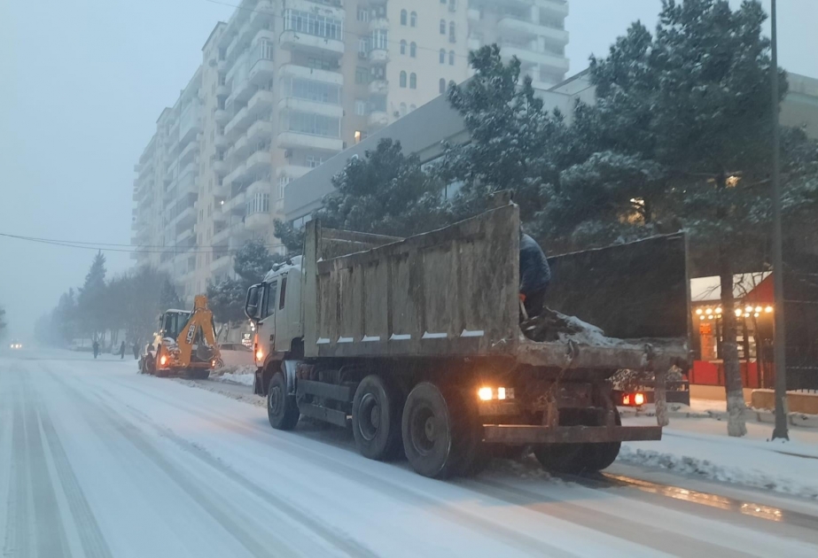 Sumqayıtda yolların qardan təmizlənməsi işləri aparılır