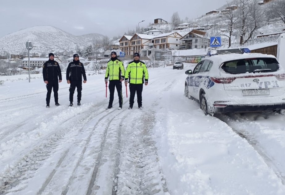 Laçında polis əməkdaşları qarlı hava şəraitində xidməti fəaliyyətlərini davam etdirirlər