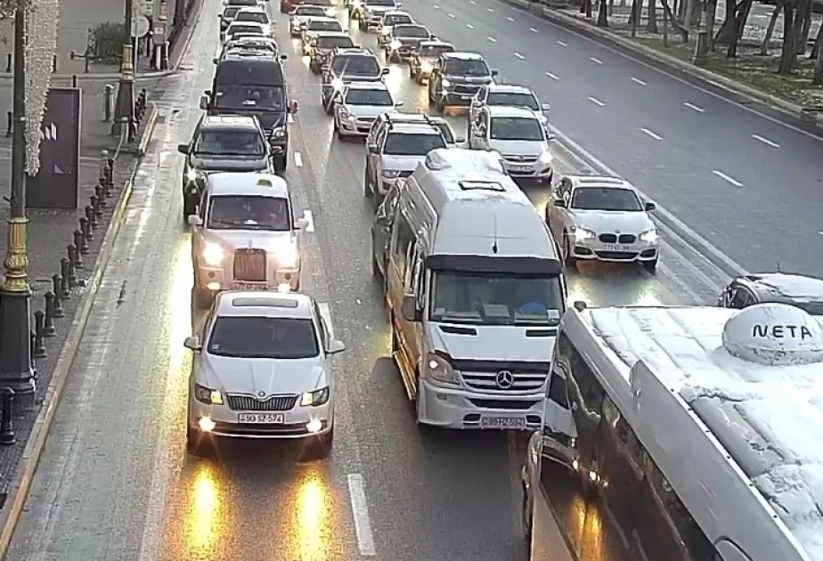 Hava şəraiti ilə əlaqədar Bakının bəzi yollarında sıxlıq müşahidə edilir