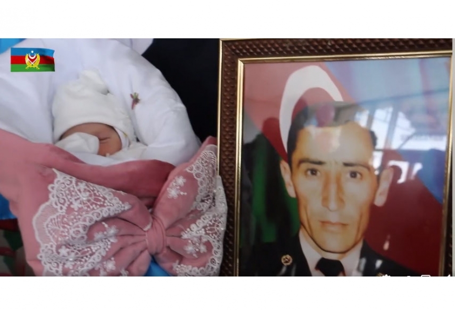 Şəhidin döyüş yoldaşları onun yeni dünyaya gələn övladını ziyarət ediblər VİDEO