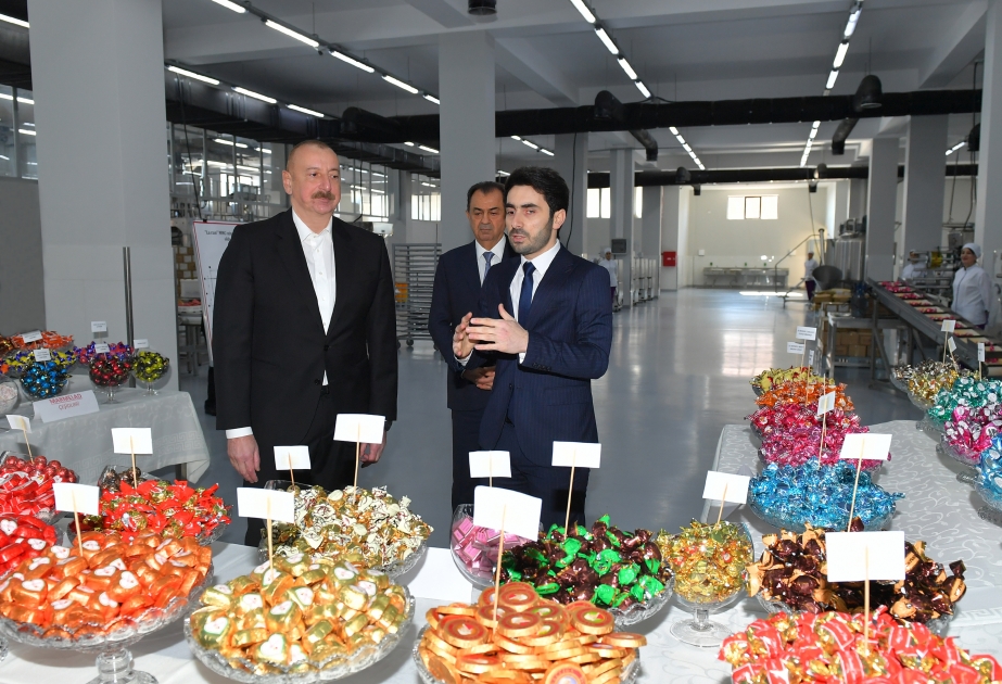 El Presidente de Azerbaiyán se familiariza con las actividades de la Empresa de Confitería en Lankaran