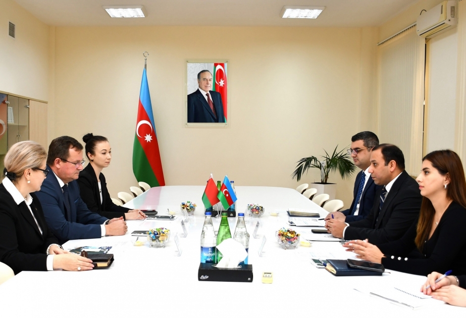 Embajador bielorruso visita el Parque Industrial Químico de Sumgayit