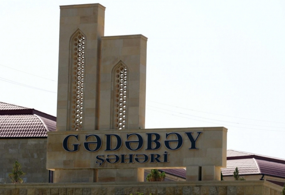 Gadabay ist durch seine Mineralwässer und Türme berühmt