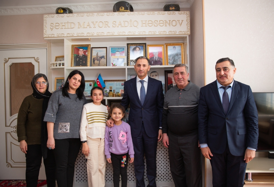 Rəqəmsal inkişaf və nəqliyyat naziri şəhid ailəsini ziyarət edib