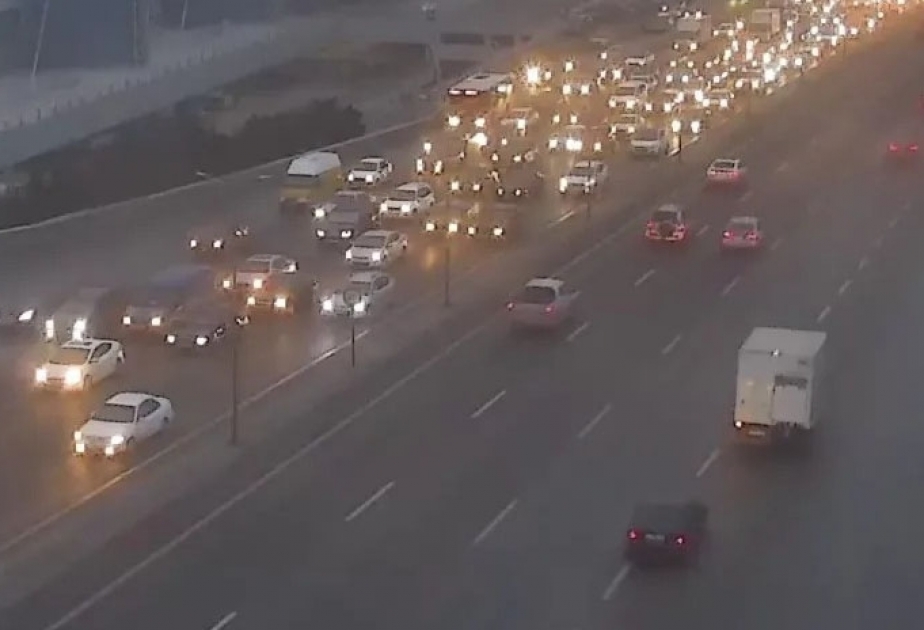 Bakının bəzi yollarında nəqliyyatın hərəkətində sıxlıq yaranıb