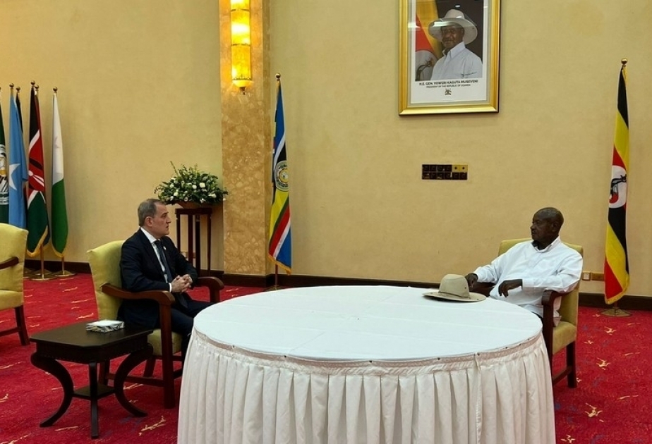 Aserbaidschanischer Außenminister trifft sich mit dem Präsidenten von Uganda