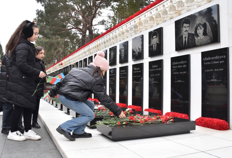 Al qırmızı qərənfillərə boyanan Şəhidlər xiyabanı