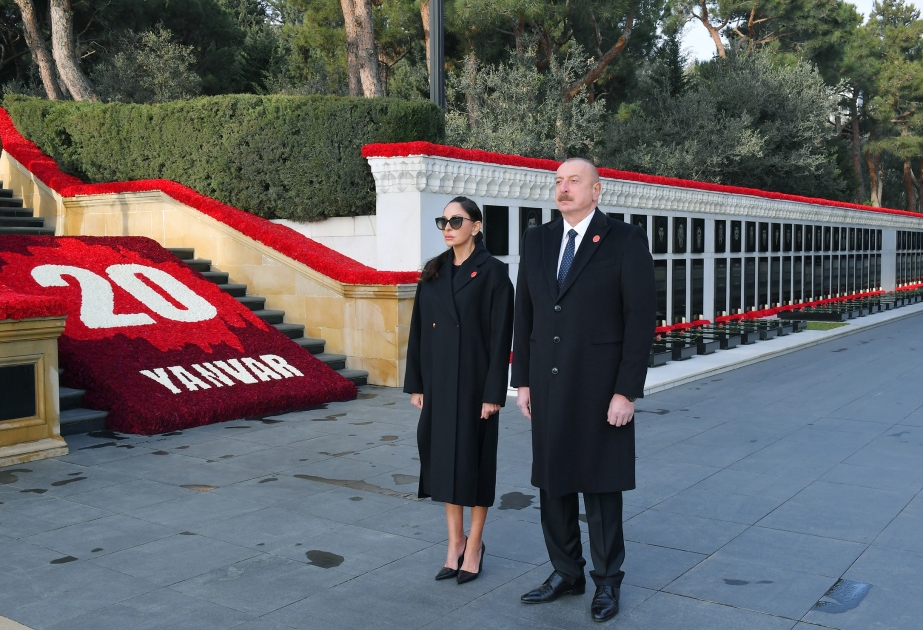 Le président Ilham Aliyev et la première dame Mehriban Aliyeva visitent l’Allée des Martyrs à l’occasion du 34e anniversaire de la tragédie du 20 Janvier VIDEO