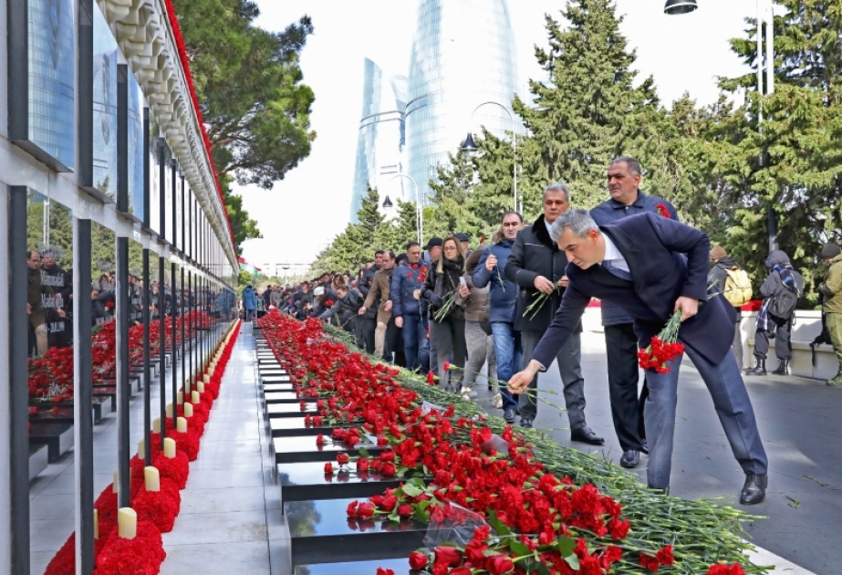 Dövlət Miqrasiya Xidmətinin şəxsi heyəti Şəhidlər xiyabanını ziyarət edib