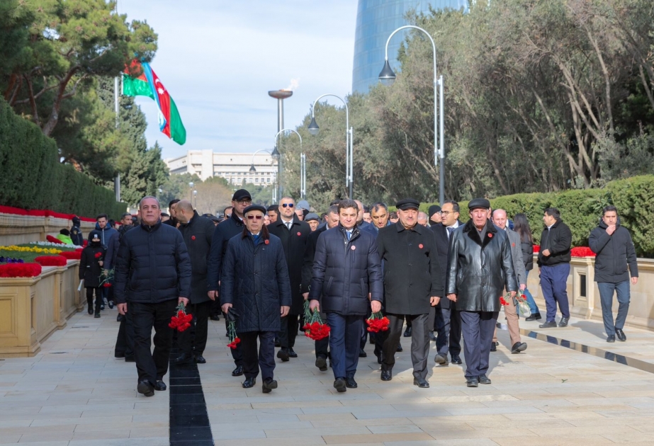 AZAL kollektivi Şəhidlər xiyabanını ziyarət edib