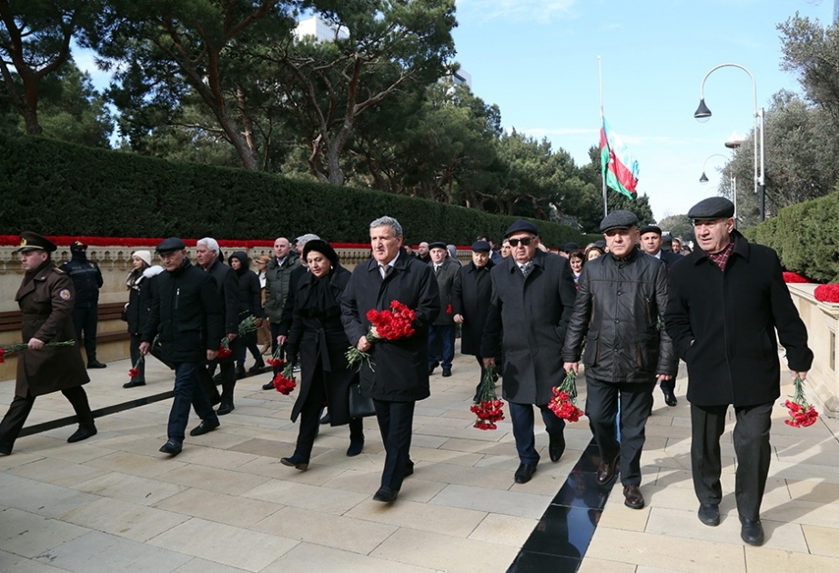 AMEA-nın kollektivi 20 Yanvar şəhidlərinin xatirəsini anıb