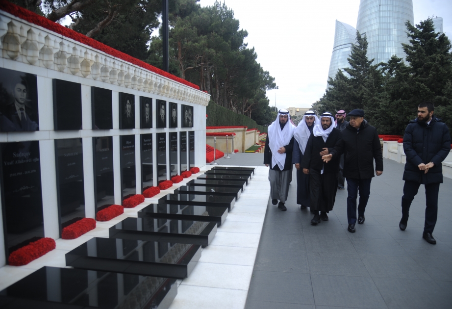 Küveytli deputatlar Bakıda Şəhidlər xiyabanını ziyarət ediblər