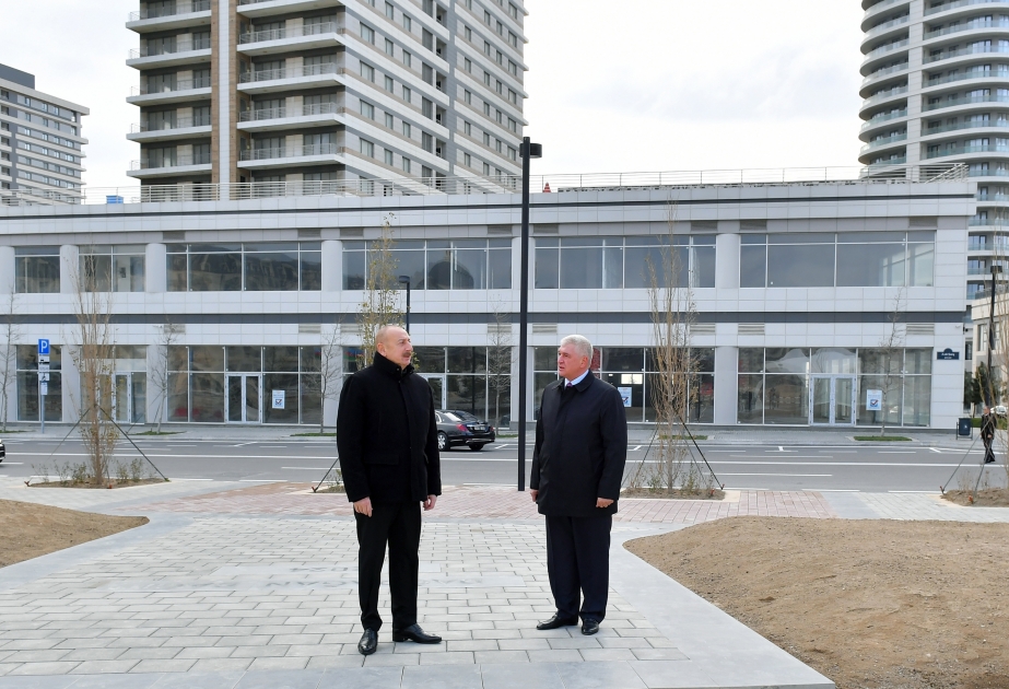 Le président de la République inspecte l’avancement des travaux de construction dans un quartier et les conditions créées dans le bâtiment de bureaux de Bakou Ville blanche MIS A JOUR VIDEO