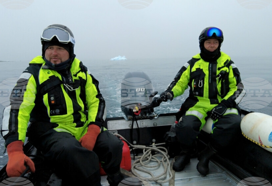 Bulgarian military research vessel drops anchor in Western Bay of Half Moon Island