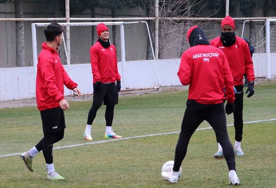 "Araz-Naxçıvan"ın iki futbolçusu "Qarabağ"la oyunu buraxacaq