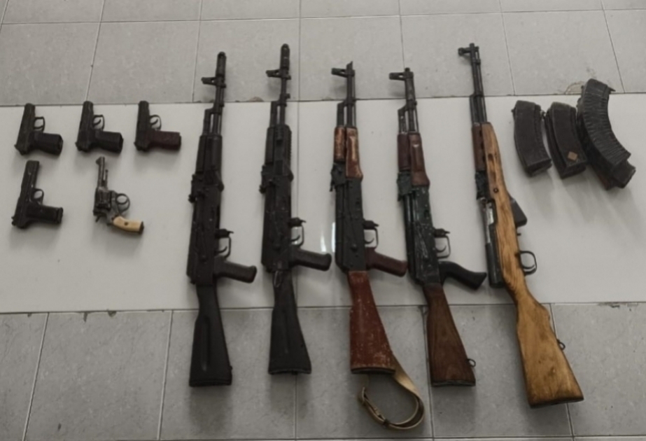 Polis əməkdaşları ötən gün xeyli silah-sursat aşkarlayaraq təhvil götürüblər
