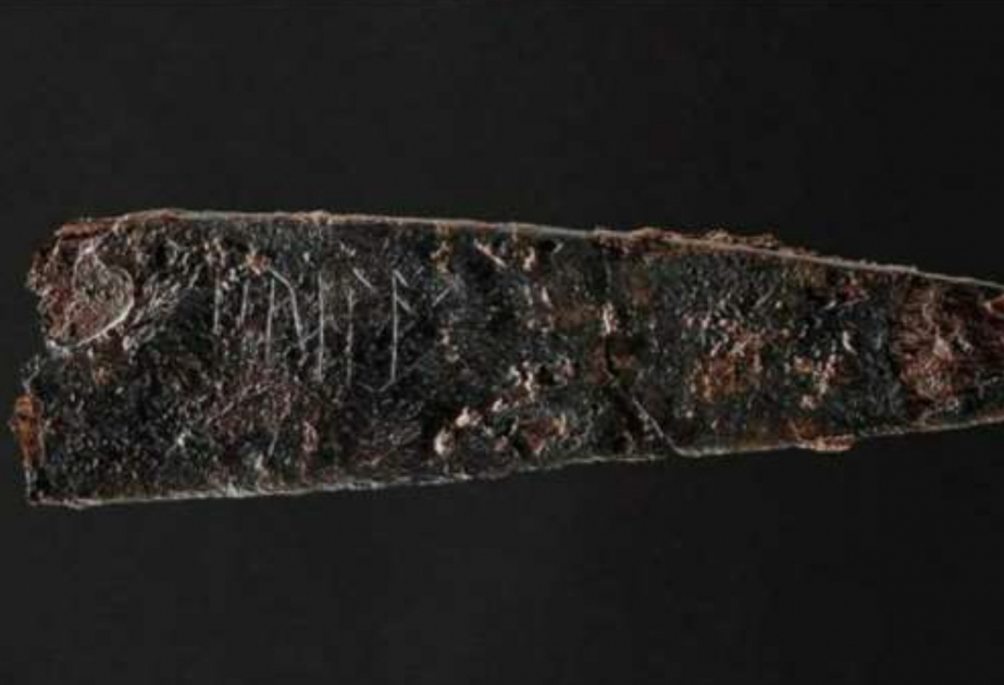 Arqueólogos daneses hallan un cuchillo con la escritura rúnica más antigua