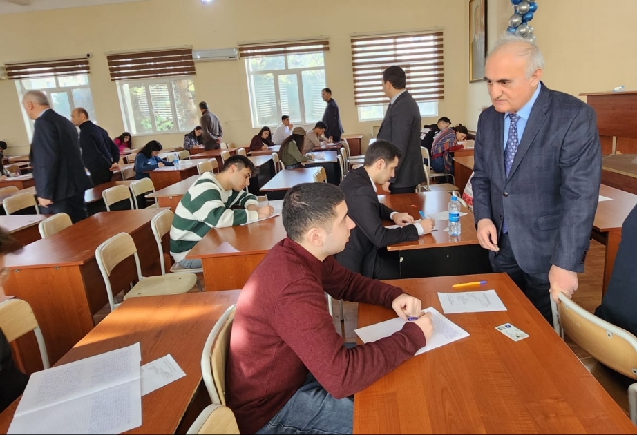 Rektor İlham Mədətov imtahan sessiyasını izləyib