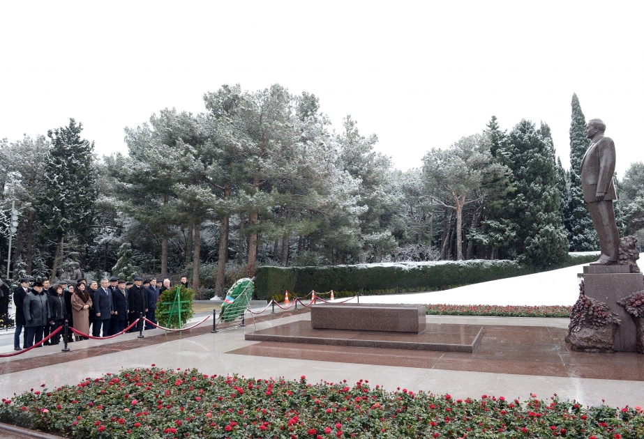 Une délégation ouzbèke visite les allées d’Honneur et des Martyrs à Bakou