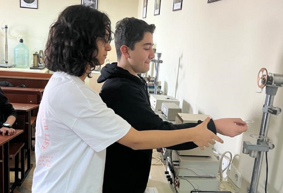Şagirdlər AzMİU-nun laboratoriyalarında tədqiqata cəlb olunublar