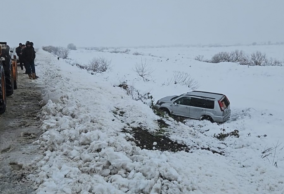Biləsuvarda qarlı hava şəraiti yol qəzalarına səbəb olub