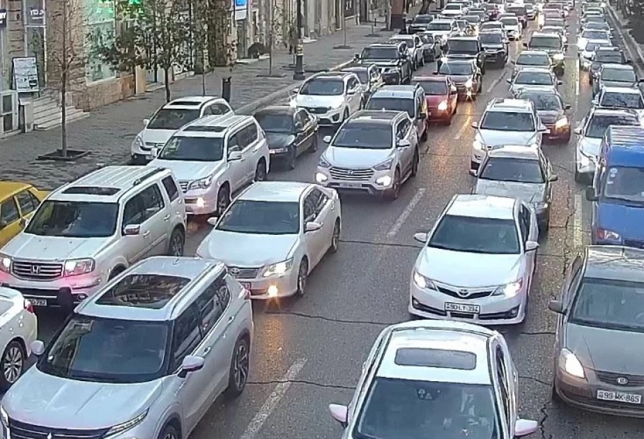 Bakının bəzi yollarında nəqliyyatın hərəkətində sıxlıq yaranıb