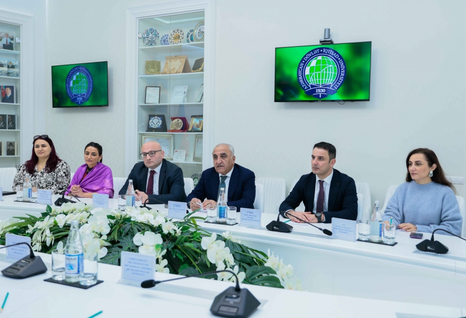 Delegación de la Asamblea Suprema de Uzbekistán visitó UNEC