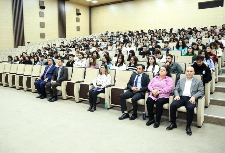 Representantes de Technip Energies hicieron una presentación en la Escuela Superior de Petróleo de Bakú