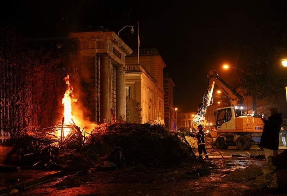 France : Des agriculteurs en colère ont déclenché un incendie au bureau des douanes de Nîmes