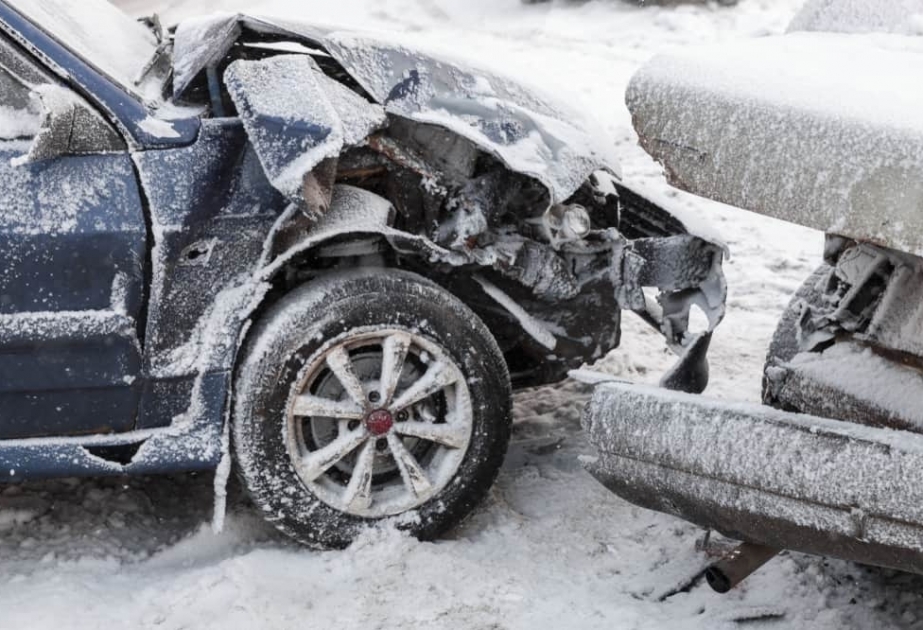 Ağstafada yolun buz bağlaması nəticəsində bir neçə avtomobil toqquşub, xəsarət alanlar var VİDEO