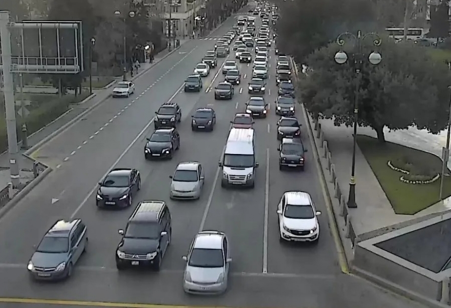 Bakının bəzi yollarında nəqliyyatın hərəkətində sıxlıq yaranıb