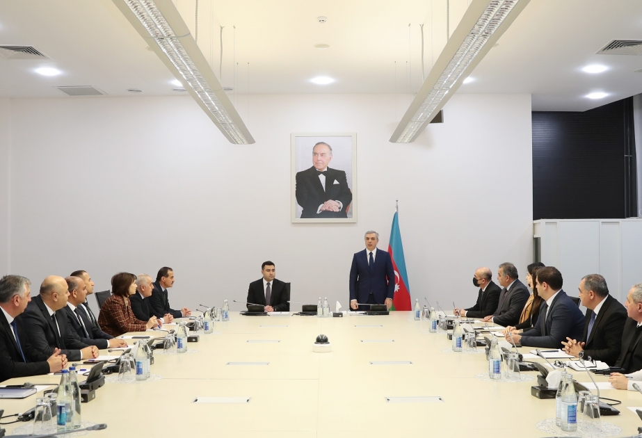 Prezident Administrasiyasının rəhbəri Samir Nuriyev Dənizkənarı Bulvar İdarəsinin İdarə Heyətinin yeni sədrini kollektivə təqdim edib