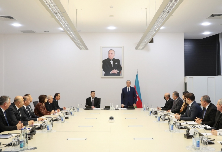 Samir Nouriyev présente Khanlar Aghalarov à l’équipe de la Direction du Parc national en bord de mer