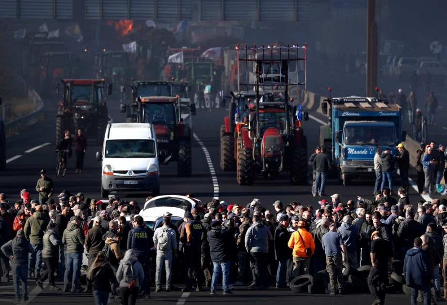 France: Des milliers d'agriculteurs continuent de manifester avec leurs tracteurs