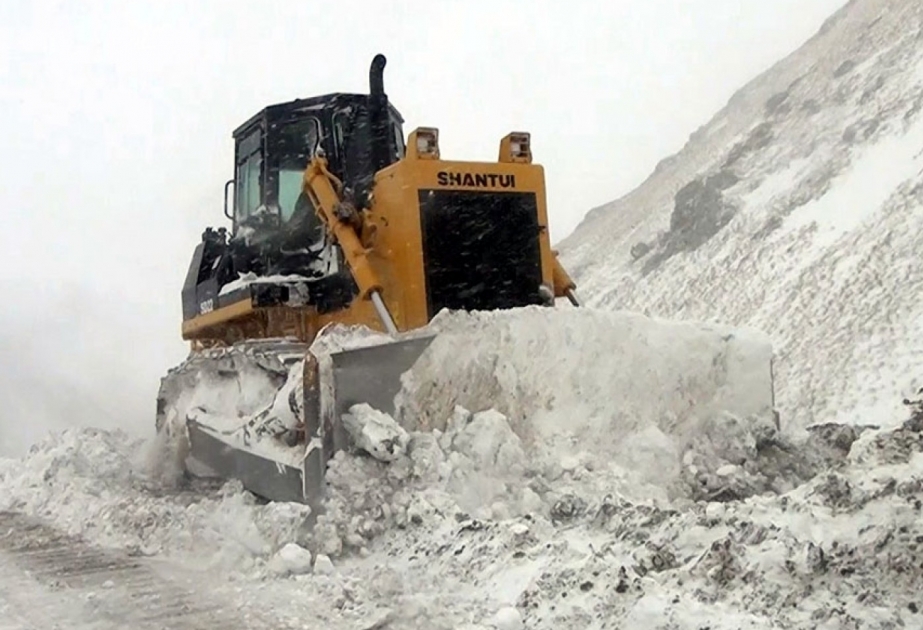 克尔巴贾尔的积雪已被清扫