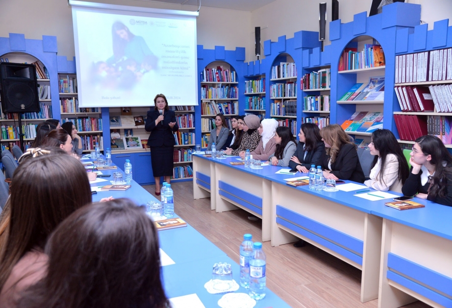 Gənc müəllimlərlə müzakirə aparılıb