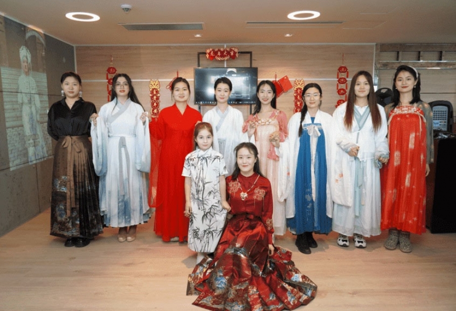 庆祝孔院二十岁生日系列活动之七——“欢乐春节”中国服饰文化讲座顺利举办