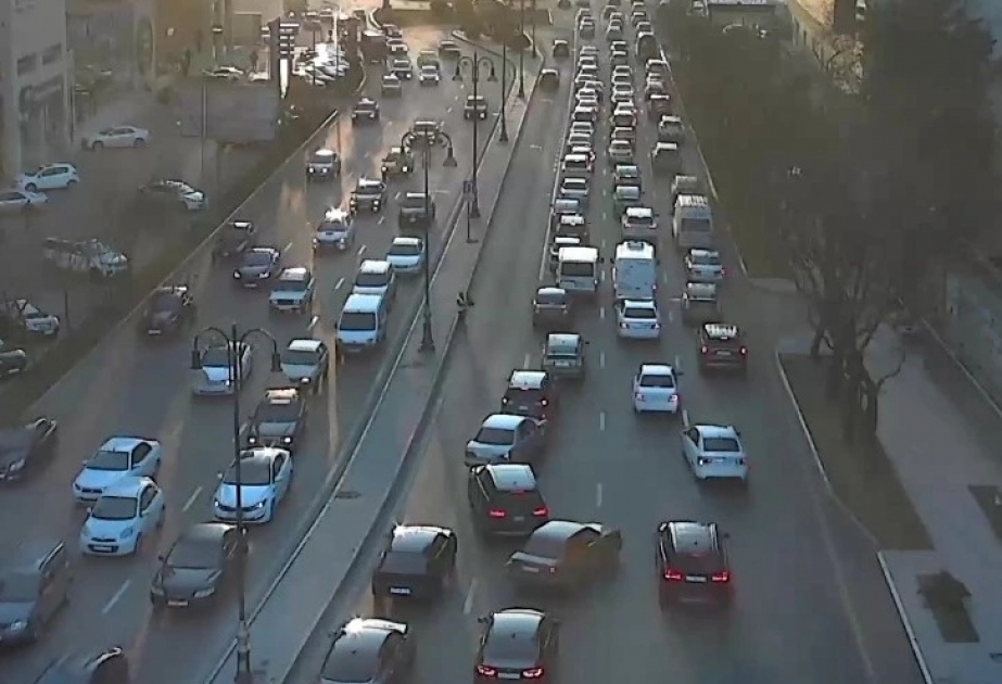 Bakının bir sıra yollarında sıxlıq müşahidə edilir