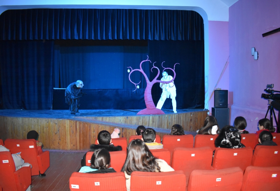 Qax Dövlət Kukla Teatrı gənclərə “Xeyir və Şər” tamaşasını təqdim edib