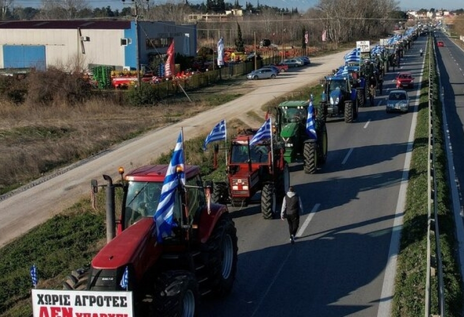 Yunanıstanda fermerlər etiraz aksiyası zamanı magistral yolu bağlayıblar