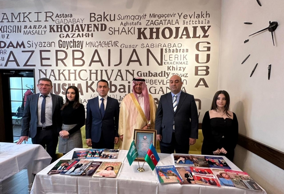 Embajador saudí se reúne con el personal de la revista internacional "Mi Azerbaiyán"