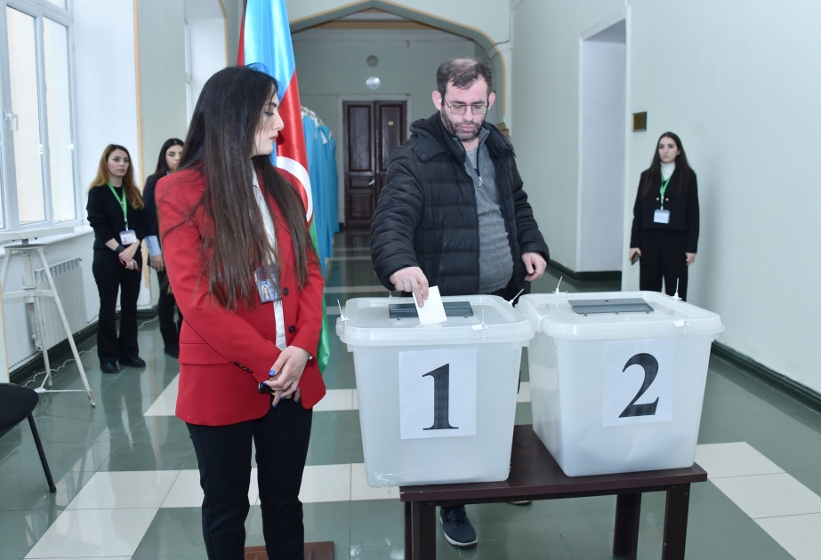 7 saylı Səbail rayon seçki dairəsinin 2 saylı seçki məntəqəsində yüksək fəallıq müşahidə olunur